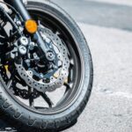 Cómo determinar la presión correcta de los neumáticos de una moto