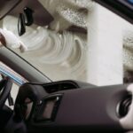 Cómo limpiar el parabrisas desde el interior del auto