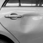 Costo de reparación de un golpe en la puerta de un auto